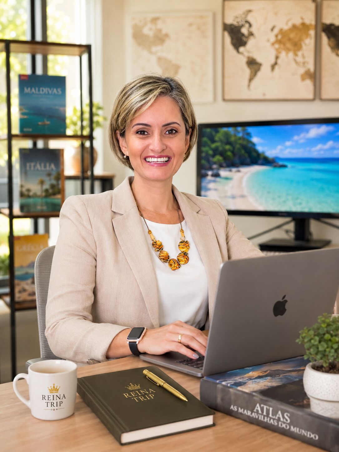 Aline Reina em seu escritório, sorrindo