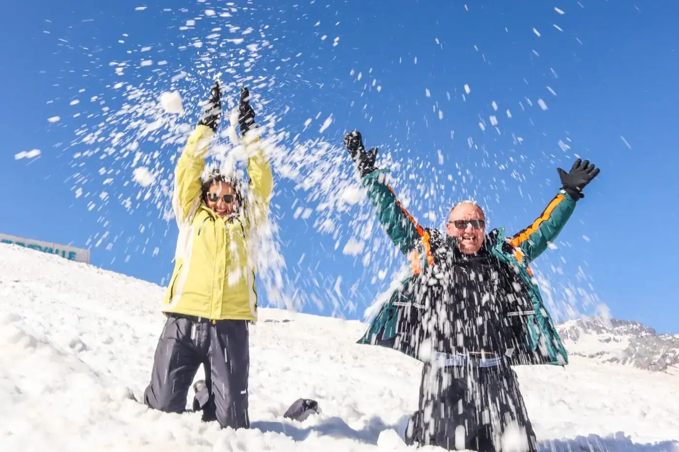 Clientes brincando na neve no Chile