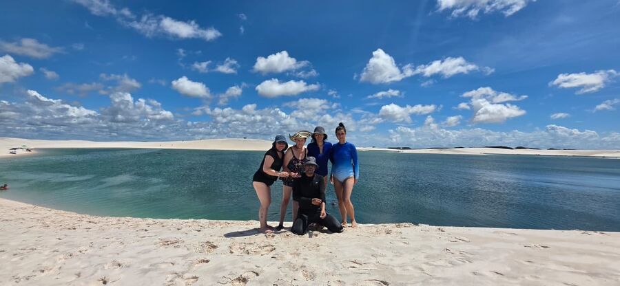Grupo na lagoa dos Lençóis Maranhenses