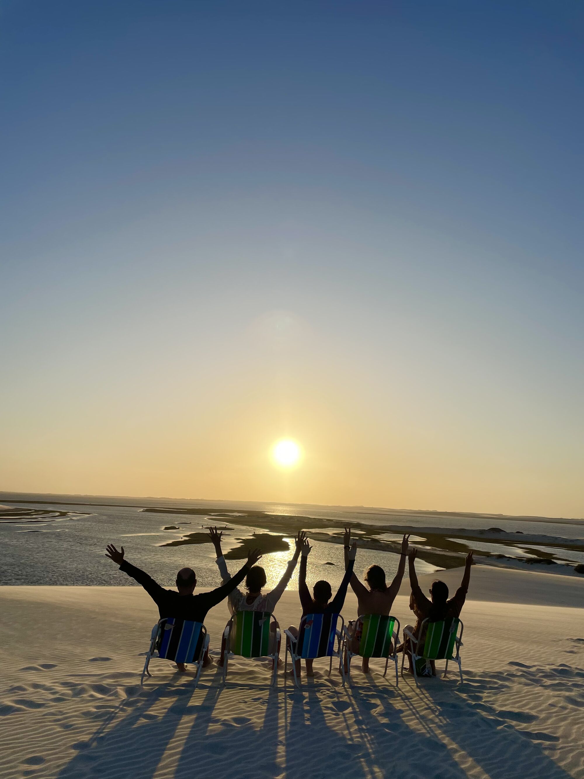 Grupo admirando o pôr do sol nos Lençóis Maranhenses