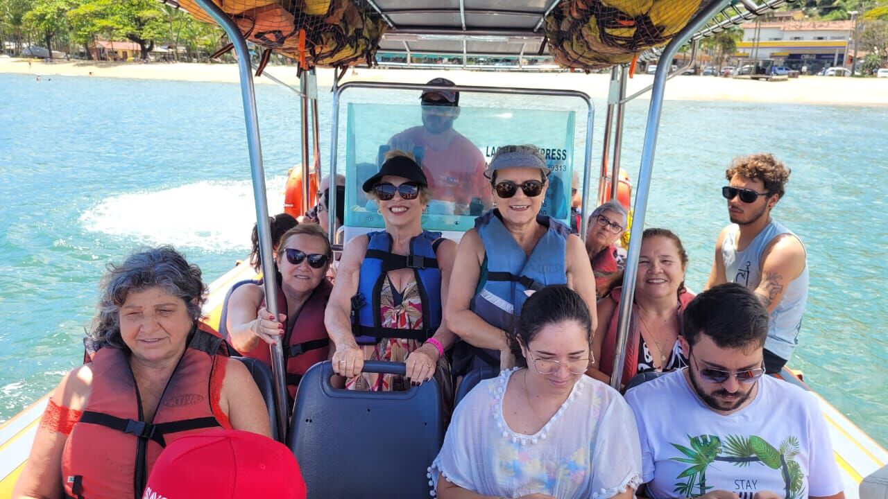 Clientes aproveitando passeio de barco